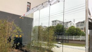 The "Loft Mirror" prefabricated building being placed in position in mainland china.